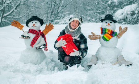 Foto de Mujer feliz retrato de invierno. Feliz Navidad y Feliz Año Nuevo. Feliz invierno. Concepto de invierno - Imagen libre de derechos