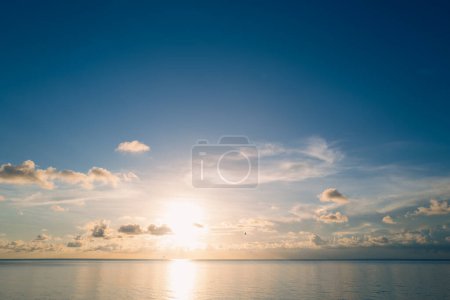 Foto de Salida del sol mar sobre fondo de playa tropical. Paisaje de hermosa playa. Hermosa puesta de sol en el mar. Puesta de sol del océano en el fondo del cielo con nubes de colores. Banner de vacaciones de viaje - Imagen libre de derechos