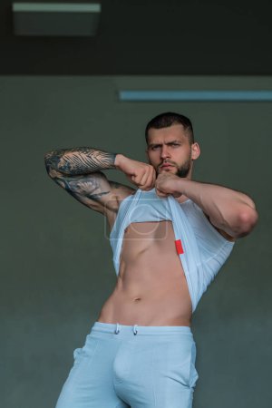 Hombre musculoso guapo mostrando cuerpo sexy. Retrato de hombre sexy joven. Chico sexy con músculos de flexión atléticos. Sexy joven guapo hombre desnudo. Seductor gay