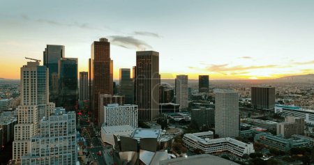 Téléchargez les photos : Los Angels skyline du centre-ville, gratte-ciel panoramique de la ville, skyline du centre-ville au coucher du soleil - en image libre de droit