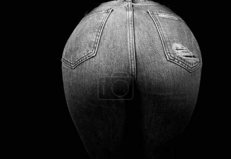 Foto de Mujer vistiendo pantalones vaqueros de atrás. Fondo femenino en jeans. Chica culo vestido con jeans. Culo muy sexy. XXL - Imagen libre de derechos