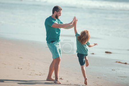 Foto de Papá y el niño disfrutando al aire libre. Concepto generación hombres - Imagen libre de derechos