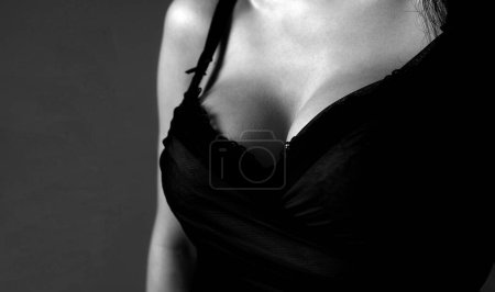 Téléchargez les photos : Lingerie model. Women breasts. Sexy breas, boobs in bra, sensual tits. Beautiful nude female body. Closeup of sexy girl boob in black bra - en image libre de droit