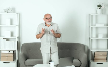 Téléchargez les photos : Homme d'affaires âgé, cheveux gris au bureau, portrait d'affaires du vieil homme - en image libre de droit