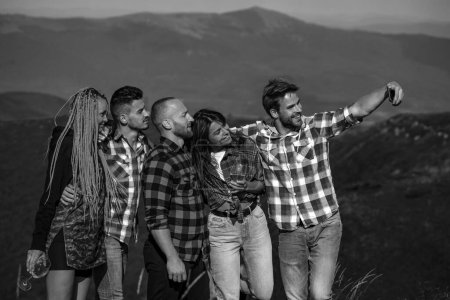 Téléchargez les photos : Groupe d'amis prenant un selfie dans les montagnes de la nature. Étudiants en vacances d'été - en image libre de droit