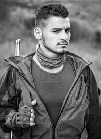 Téléchargez les photos : Chasseur avec fusil de chasse en chasse. Portrait de Hunter hamdsome - en image libre de droit