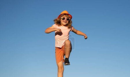 Foto de Chico deportivo corriendo en la naturaleza. Corredor de niño sano activo correr al aire libre - Imagen libre de derechos