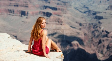 Téléchargez les photos : États-Unis voyageant. Femme sur le grand canyon américain. Jeune femme jouissant d'une vue sur le parc national. Concept de voyage et d'aventure - en image libre de droit