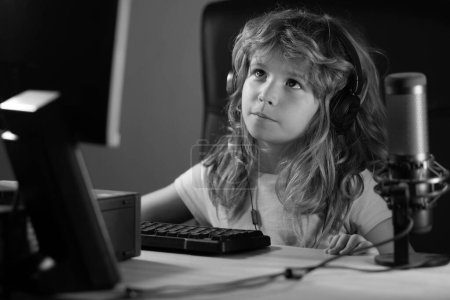 Foto de Aprendizaje infantil en la clase virtual de escuela en línea. Niño trabajando en Internet portátil en casa. Niño usando computadora portátil. Educación en el hogar para niños. Pequeño hacker, joven programador - Imagen libre de derechos