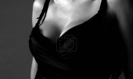 Foto de Lingerie bra model. Women breasts. Sexy breas, boobs in bra, sensual tits. Beauty slim female body. Closeup of sexy girl boob in black bra - Imagen libre de derechos