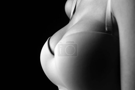 Téléchargez les photos : Lingerie model with big breasts. Sexy breas, boobs in bra, sensual tits. Beautiful slim female body. Closeup of sexy girl boob in bra - en image libre de droit
