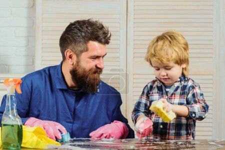 Téléchargez les photos : Nettoyage père et fils. Papa et enfant faisant propre à la maison - en image libre de droit
