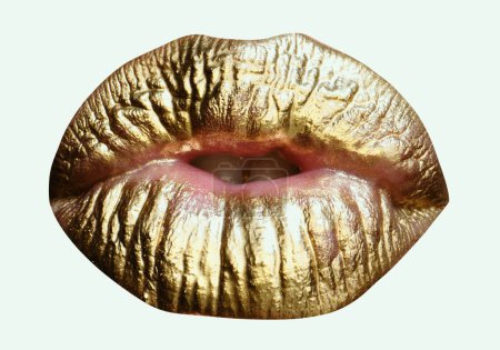 Foto de Labios dorados, brillo de labios dorados en labios sexys, boca metálica. Belleza maquillaje mujer de cerca. Labios de oro abstractos - Imagen libre de derechos