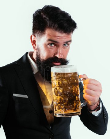 Téléchargez les photos : Portrait d'un barbu buvant de la bière. Brasseur heureux tenant verre avec de la bière - en image libre de droit