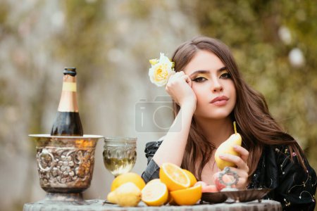 Téléchargez les photos : Portrait de belle femme sexy dans le jardin manger des fruits tropicaux, vacances d'été. Beauté femme visage - en image libre de droit
