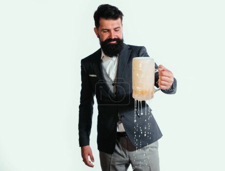 Foto de Cerveza artesanal. Un hombre seguro con un vaso de cerveza. Degustación y degustación. Taza de mano hombre vaso lleno de cerveza - Imagen libre de derechos