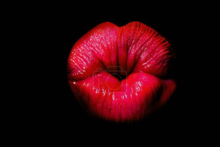 Foto de Los labios se besan aislados en negro. Primer plano de mujeres haciendo pucheros labios con lápiz labial rojo. Hermoso labio rojo. Un gesto de amor y besos. Llenitas labios llenos sexy - Imagen libre de derechos