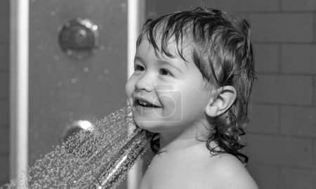 Foto de Lindo niño jugando en el baño. Bebé duchándose. Retrato de niño bañándose en un baño con espuma - Imagen libre de derechos