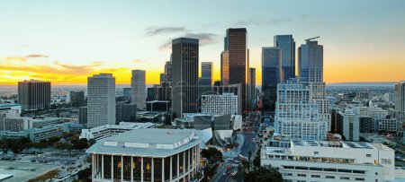 Téléchargez les photos : Ville de Los Angeles, panorama panoramique de la ville, vue aérienne au coucher du soleil. Paysage urbain du centre-ville de Lod Angeles - en image libre de droit