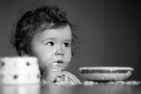 Foto de Comer niños, concepto de nutrición. Un bebé comiendo comida de un tazón - Imagen libre de derechos