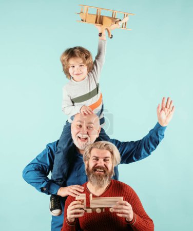 Téléchargez les photos : Relations familiales entre grand-père, père et petit-fils. Homme d'âges différents. Génération de personnes et stades de croissance. Heureux grand-père et petit-fils, isolés - en image libre de droit