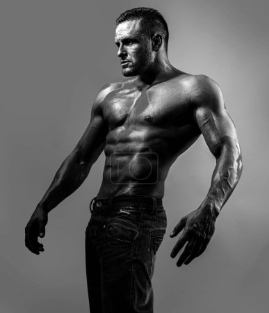 Foto de Atleta desnudo con cuerpo fuerte. Hombre del torso. Retrato de un sexy hombre musculoso sin camisa posando sobre fondo de neón azul - Imagen libre de derechos