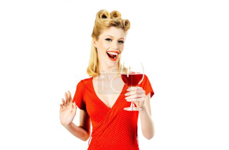 Foto de Divertido sommelier degustación de vino tinto. Mujer oliendo vino tinto en una copa. Mujer sonriente mirando a la cámara con copa de vino tinto sobre un fondo blanco - Imagen libre de derechos