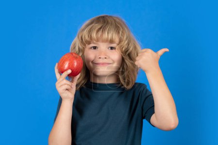 Foto de Alimentación saludable. Pequeño niño lindo con pulgares arriba mantenga manzana roja - Imagen libre de derechos