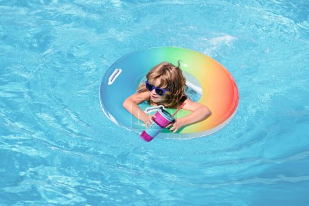 Foto de Niño con cóctel en la piscina Watter en el verano - Imagen libre de derechos