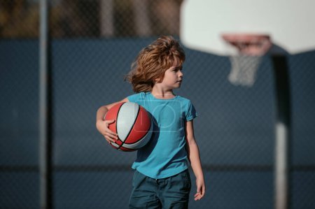 Foto de Estilo de vida de niños activos. Niño jugando al baloncesto con baloncesto. Escuela de baloncesto para niños - Imagen libre de derechos