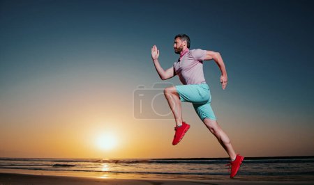 Foto de Joven atlético corriendo. Concepto de estilo de vida saludable. Movimiento dinámico de salto. Deporte y estilo de vida saludable - Imagen libre de derechos