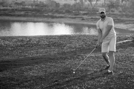 Téléchargez les photos : Homme golfeur jouant au golf sur un terrain de golf - en image libre de droit