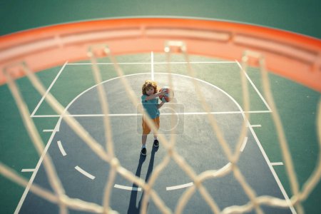 Téléchargez les photos : Des enfants qui jouent au basket. Activité sportive pour enfants. Sportif enfant - en image libre de droit