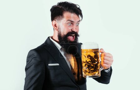 Foto de Cerveza artesanal. Un hombre divertido con un vaso de cerveza. Degustación y degustación - Imagen libre de derechos