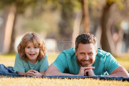 Foto de Feliz padre e hijo disfrutando del tiempo de verano de vacaciones en un parque soleado - Imagen libre de derechos
