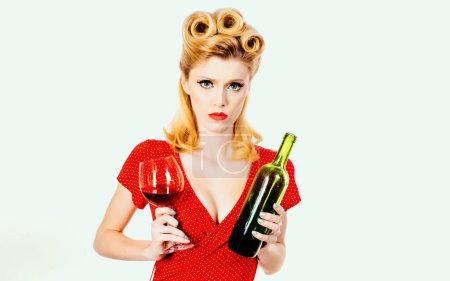 Téléchargez les photos : Femme sexy avec un verre de vin rouge. Belle femme buvant du vin rouge. Belle femme en robe rouge avec un verre de vin rouge, isolée sur blanc - en image libre de droit