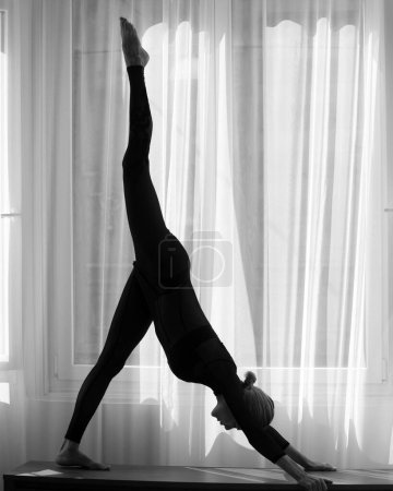 Téléchargez les photos : Ballet dancer, young ballerina. Woman stretching. Young girl practicing yoga, doing fit exercise, working out - en image libre de droit