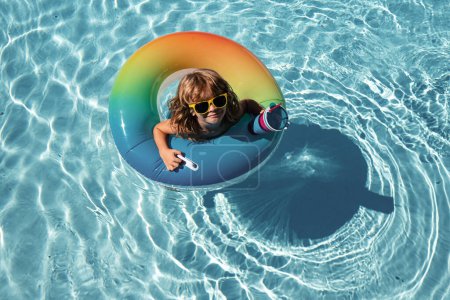 Téléchargez les photos : Enfant dans la piscine d'été. Enfant dans la piscine. Activités estivales. Week-end d'été enfants - en image libre de droit