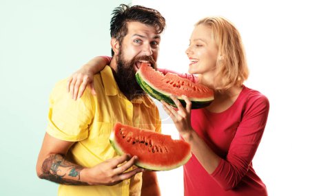 Foto de Retrato de pareja feliz disfrutando de la sandía. Pareja alegre sosteniendo rebanadas de sandía. Cara graciosa - Imagen libre de derechos