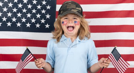 Foto de Concepto de libertad de EE.UU. Niño con bandera americana, día de independencia 4 de julio. Concepto de Estados Unidos de América. Cuatro de julio día de la independencia de los EE.UU. - Imagen libre de derechos