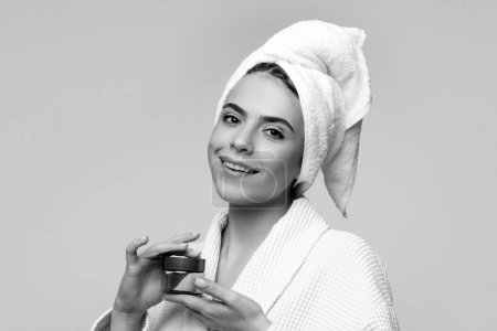 Foto de Hermosa mujer joven con la piel limpia. Chica belleza cuidado de la cara. Tratamiento facial. Cosmetología y belleza - Imagen libre de derechos
