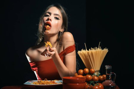 Téléchargez les photos : Femme sexy dans le style italien manger des spaghettis avec ses mains. Cuisine sexy. Assiette femme avec spaghettis. Une femme a préparé des spaghettis. Cuisine italienne et concept de menu - en image libre de droit