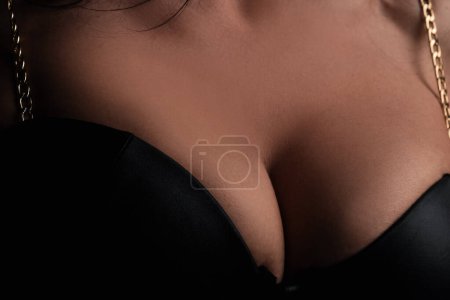 Foto de Women body. Bra model, sexy female breast in black bra, sexy tits in lingerie. Women body shape. Breast boobs, woman after plastic surgery - Imagen libre de derechos