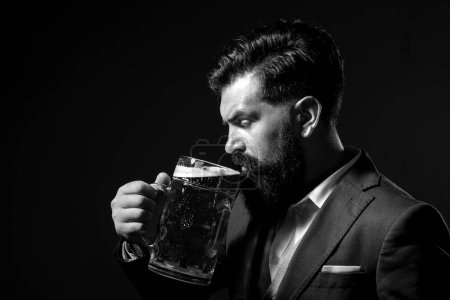 Foto de Perfil retrato de hombre hipster barbudo sostiene cerveza artesanal isoalted en negro - Imagen libre de derechos