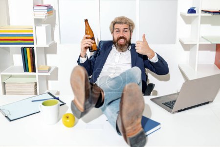 Téléchargez les photos : Ouvrier ivre au bureau. Humour barbu employé ivre dans le bureau. Heureux employé de bureau avec bouteille de bière - en image libre de droit