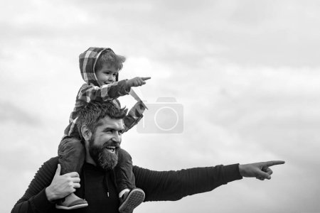 Foto de Vacaciones familiares y unión. Padre e hijo juntos. Papá e hijo sonriendo y abrazándose
. - Imagen libre de derechos