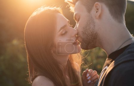 Sinnliches Küssen bei Sonnenuntergang. Verliebtes Paar. Intime Beziehungen und sexuelle Beziehungen. Großaufnahme Münder küssen. Leidenschaft und sinnliche Berührung. Romantik und Liebe