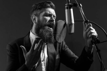 Foto de Hombre con micrófono cantando en music hall - Imagen libre de derechos