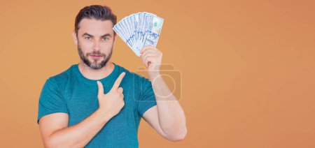 Foto de Hombre con dinero en efectivo. Billetes de 100 dólares. Retrato de un hombre sosteniendo dinero. Billetes de dólar, crédito, banca en línea - Imagen libre de derechos