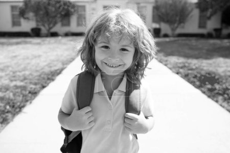 Foto de Cara divertida de niño de escuela feliz. Niño de la escuela primaria corriendo en la escuela - Imagen libre de derechos